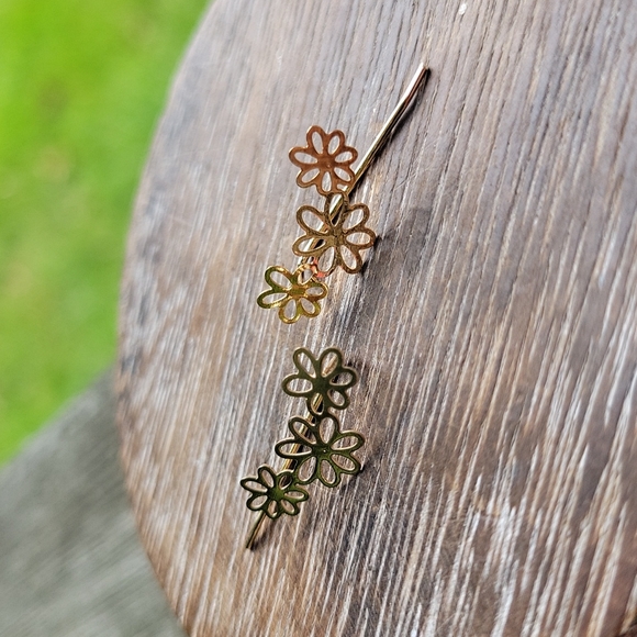 Hollow Cut Gold Daisy Loop Climbers - Picture 4 of 6